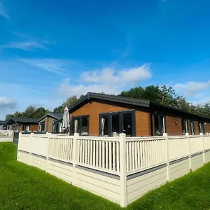 Rosie's Rest With Hot Tub Barmby on the Moor