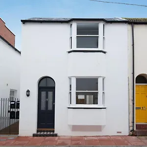 https://castle-street-brand-new-central-brighton-house.brighton-hotels-england.com